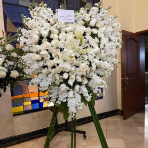 Trípode de flores blancas Corazón de Luz Eterna