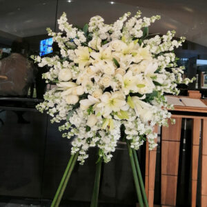 Trípode de Flores Blancas Aura de paz eterna