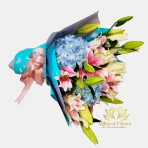 Bouquet de hortensias celestes y lirios rosados Serenata Azul - Floristería MilliersD'Fleurs Guayaquil.