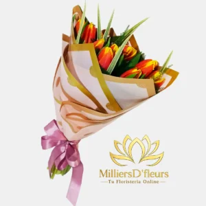 "Bouquet de tulipanes Amanecer Tulip premium con flores rojas y amarillas envuelto en papel decorativo beige y dorado con lazo lila de Milliers D'fleurs."