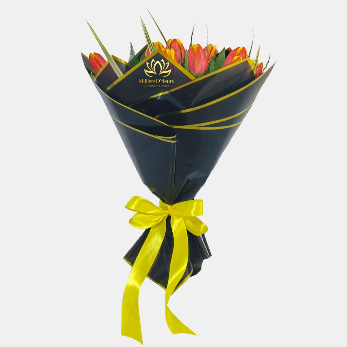 "Bouquet de tulipanes rojos y amarillos Destello de Fuego envuelto en papel negro con líneas doradas y lazo amarillo de Milliers D'fleurs."