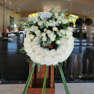 Corona de Flores Blancas Para Sentidas Condolencias