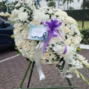 Corona de flores blancas Sinfonía de Paz