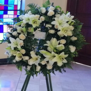 Corona Fúnebre con lirios y rosas Alba de paz
