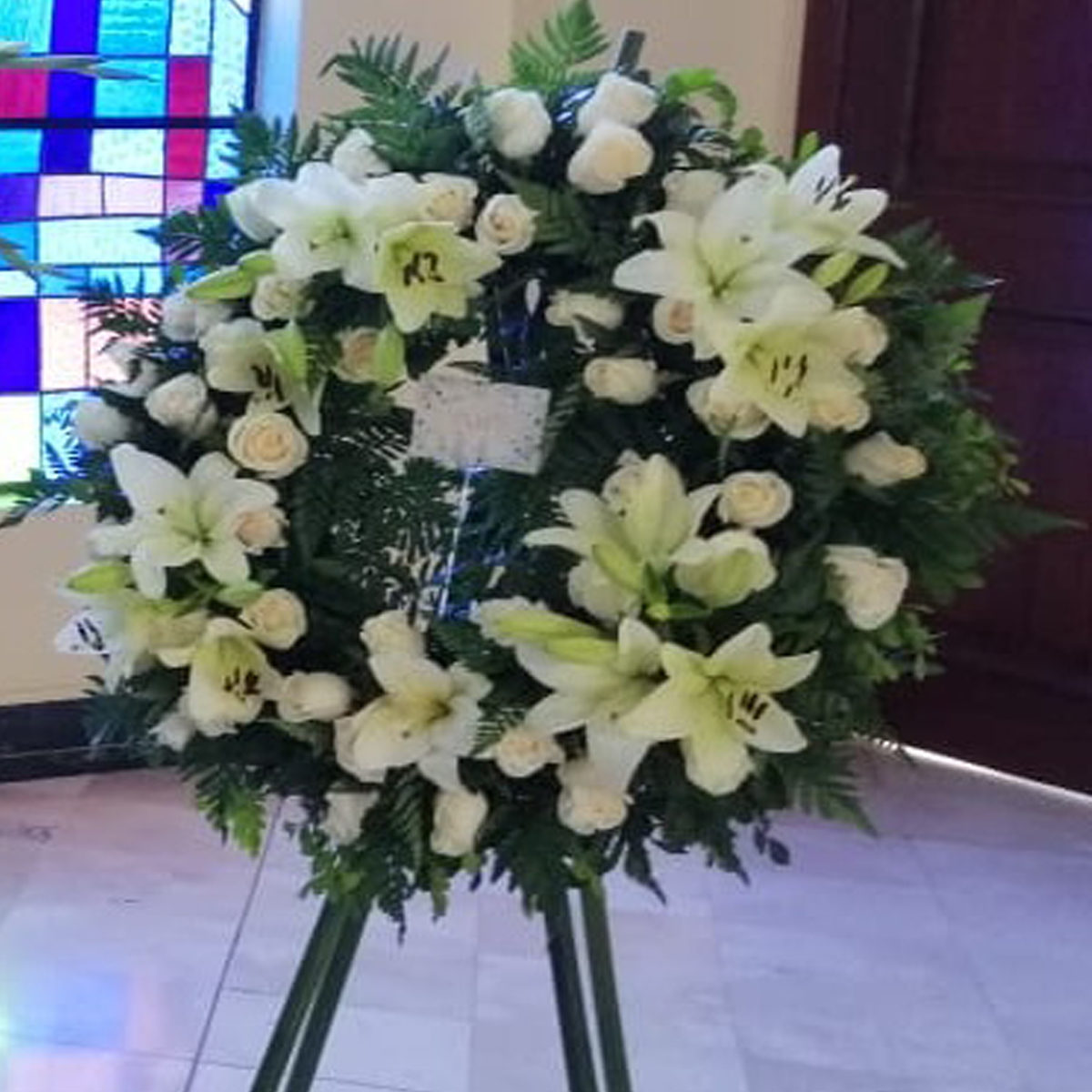 Corona Fúnebre con lirios y rosas Alba de paz