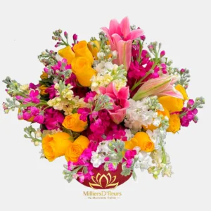 "Diseño floral Amanecer Imperial con rosas amarillas, lirios rosados y flores blancas en base roja circular de Milliers D'fleurs."