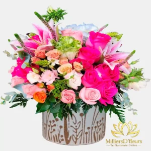 Arreglo floral Gala de Verano con rosas fucsia y lirios en base cerámica para envío en Guayaquil.