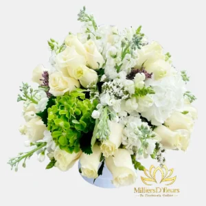 Arreglo floral Ivory Garden con rosas blancas y hortensias verdes de MilliersDfleurs Guayaquil.