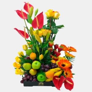 Arreglo tropical con anturios rosas amarillas y frutas variadas MilliersD'fleurs Guayaquil.