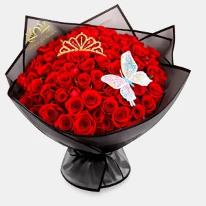 "Bouquet gigante de 150 rosas rojas Luxury con corona dorada y mariposa decorativa en papel coreano negro de Milliers D'fleurs."