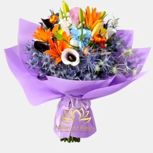 Bouquet de flores exóticas Mystic Sky con lirios naranjas y calas envoltura lila Milliers D'fleurs