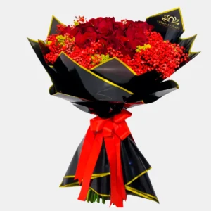 Ramo de rosas rojas premium con envoltorio de lujo negro en Guayaquil.