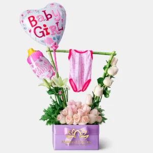 Arreglo floral para nacimiento de niña con rosas rosa, globos y ropa de bebé.