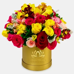 Arreglo floral de lujo con orquídeas amarillas y rosas fucsia en caja dorada de MilliersD'fleurs Guayaquil.