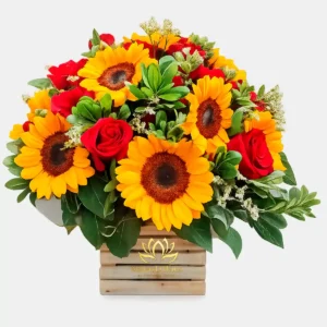Arreglo floral de MillersD'fleurs en Guayaquil con girasoles radiantes, rosas rojas intensas y follaje verde en base de madera artesanal.