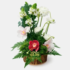 Arreglo floral rústico con orquídeas blancas y flores