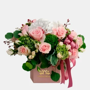 Elegante Caja Rosa con Rosas en Tonos Pasteles